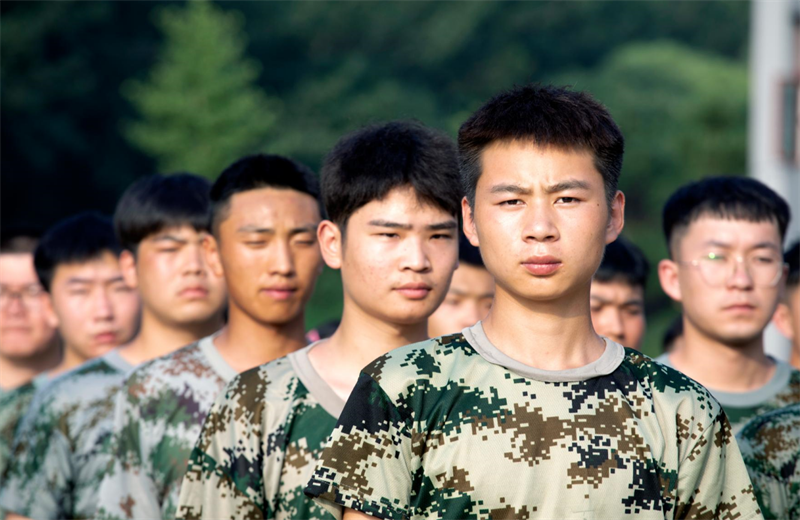 2021年7月6日，北京集团百名应届大学生褪下便服换上军装，在训练场上接受为期2天的军训，享受入职前的第一份美好记忆。