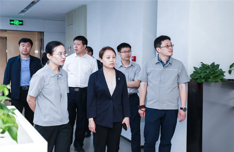 2023年5月15日，河北建材职业技术学院党委书记张明莉一行到北京集团进行校企合作交流。